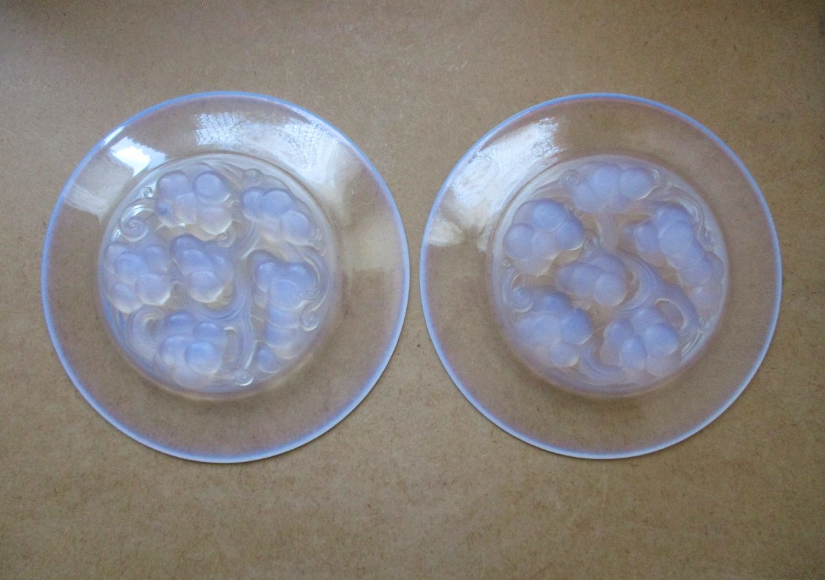 René Lalique, 2 Art Deco Plates In Opalescent Glass, Model Marienthal Aux Raisins 1927.-photo-4