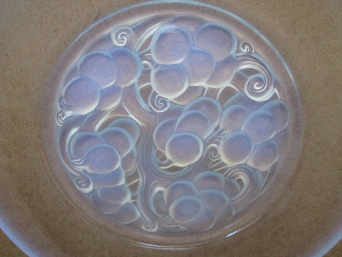 René Lalique, 2 Art Deco Plates In Opalescent Glass, Model Marienthal Aux Raisins 1927.-photo-1