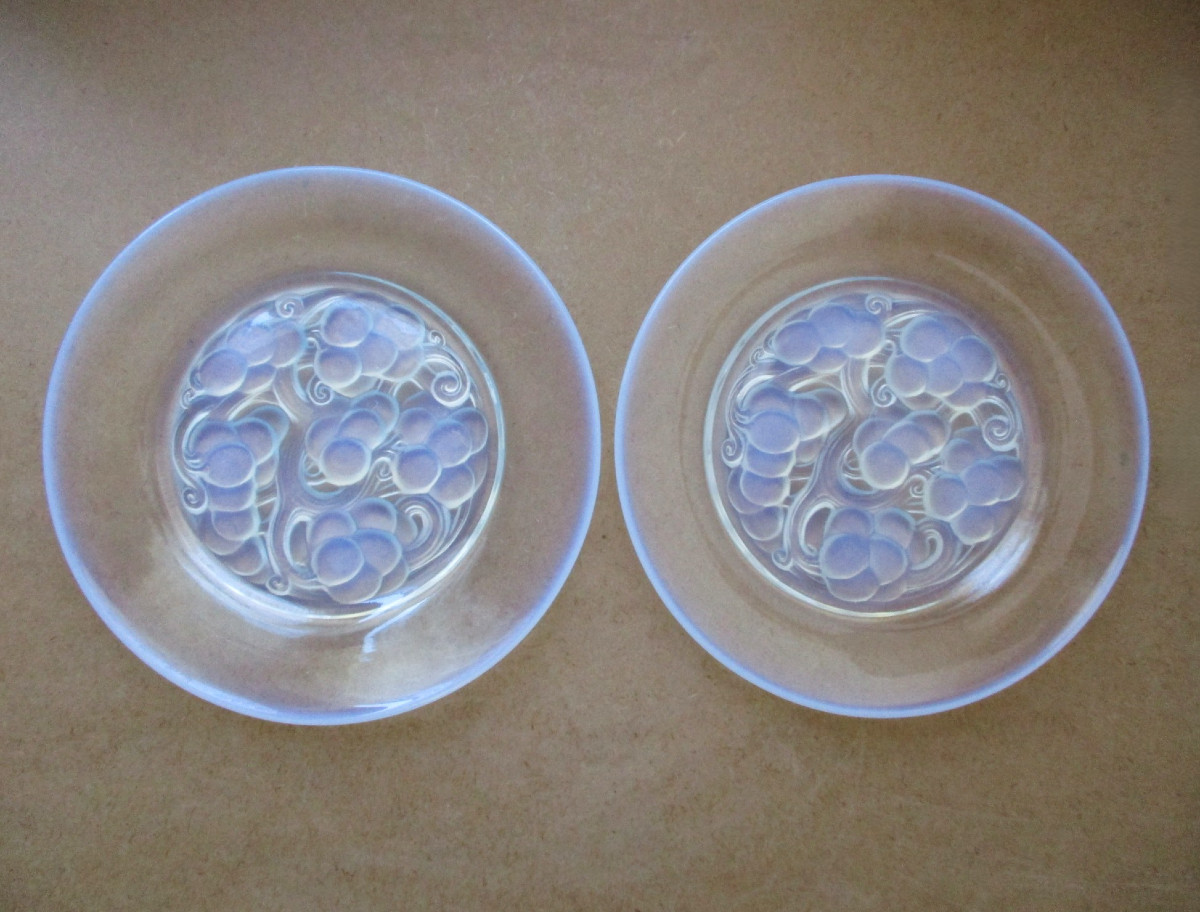 René Lalique, 2 Art Deco Plates In Opalescent Glass, Model Marienthal Aux Raisins 1927.