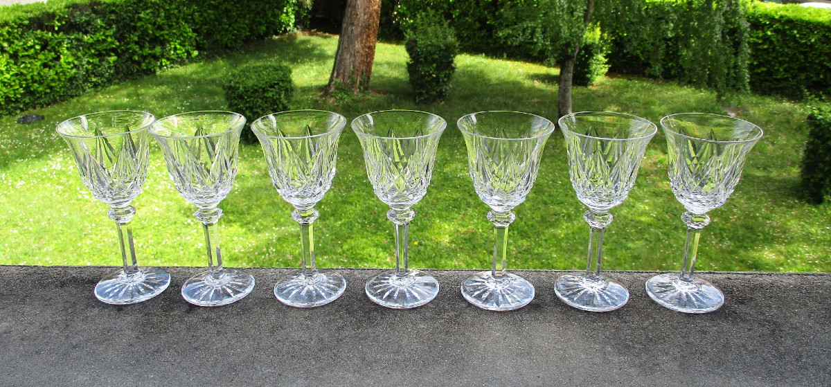 Saint Louis, 7 Beautiful White Wine Glasses Sammy Model In Perfect Condition Saint-louis Crystal.