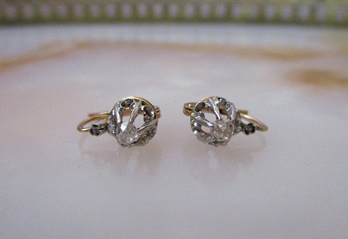A Beautiful Pair Of Earrings Made Of 18-karat Solid Gold And Diamonds. Weight: 2.50 Grams.-photo-2