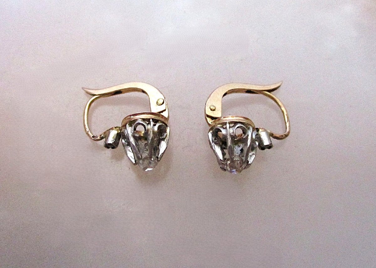 A Beautiful Pair Of Earrings Made Of 18-karat Solid Gold And Diamonds. Weight: 2.50 Grams.-photo-2