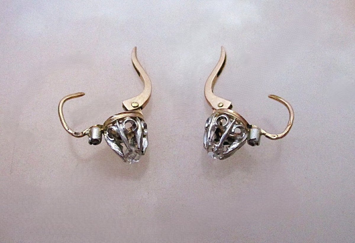A Beautiful Pair Of Earrings Made Of 18-karat Solid Gold And Diamonds. Weight: 2.50 Grams.-photo-3