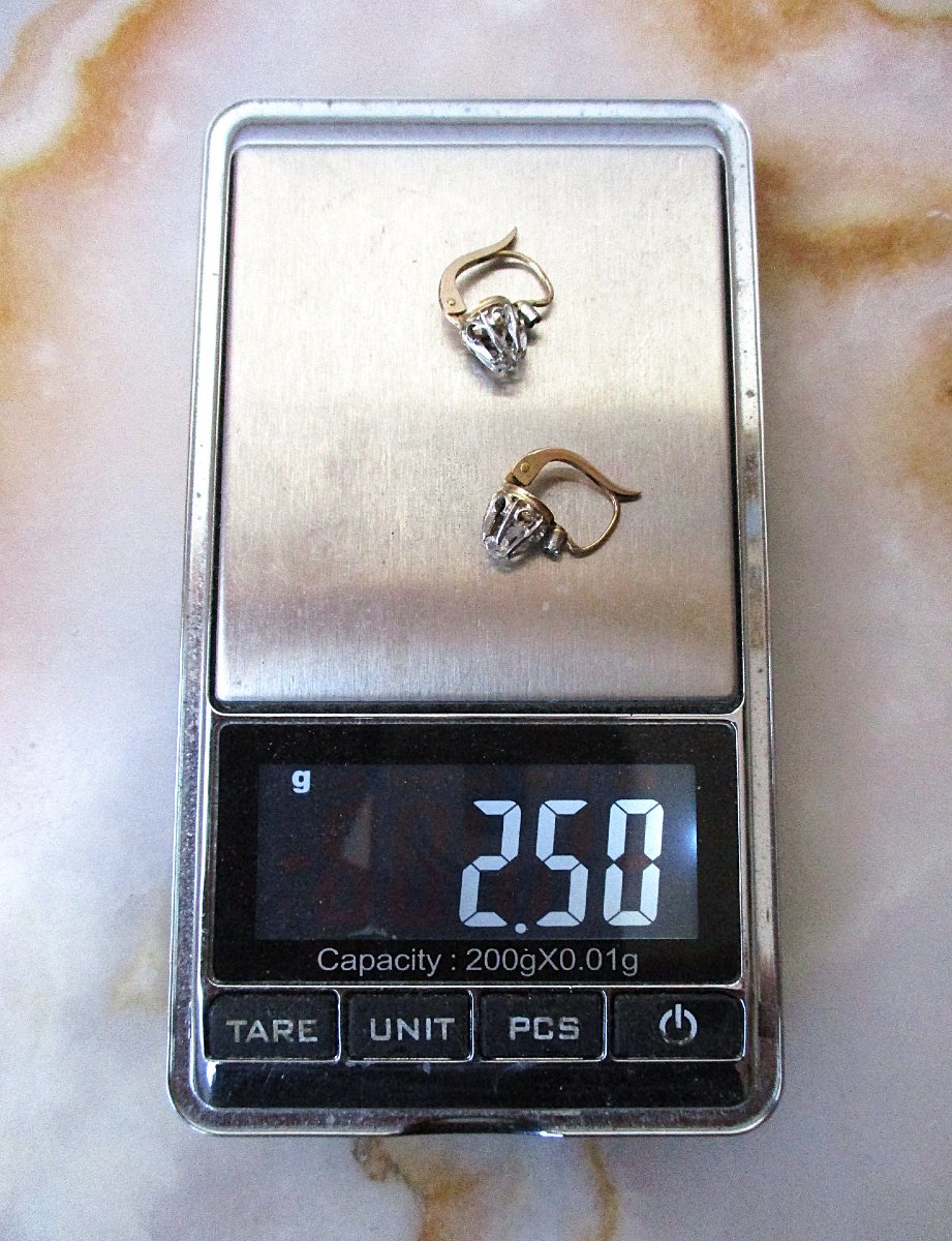 A Beautiful Pair Of Earrings Made Of 18-karat Solid Gold And Diamonds. Weight: 2.50 Grams.-photo-4