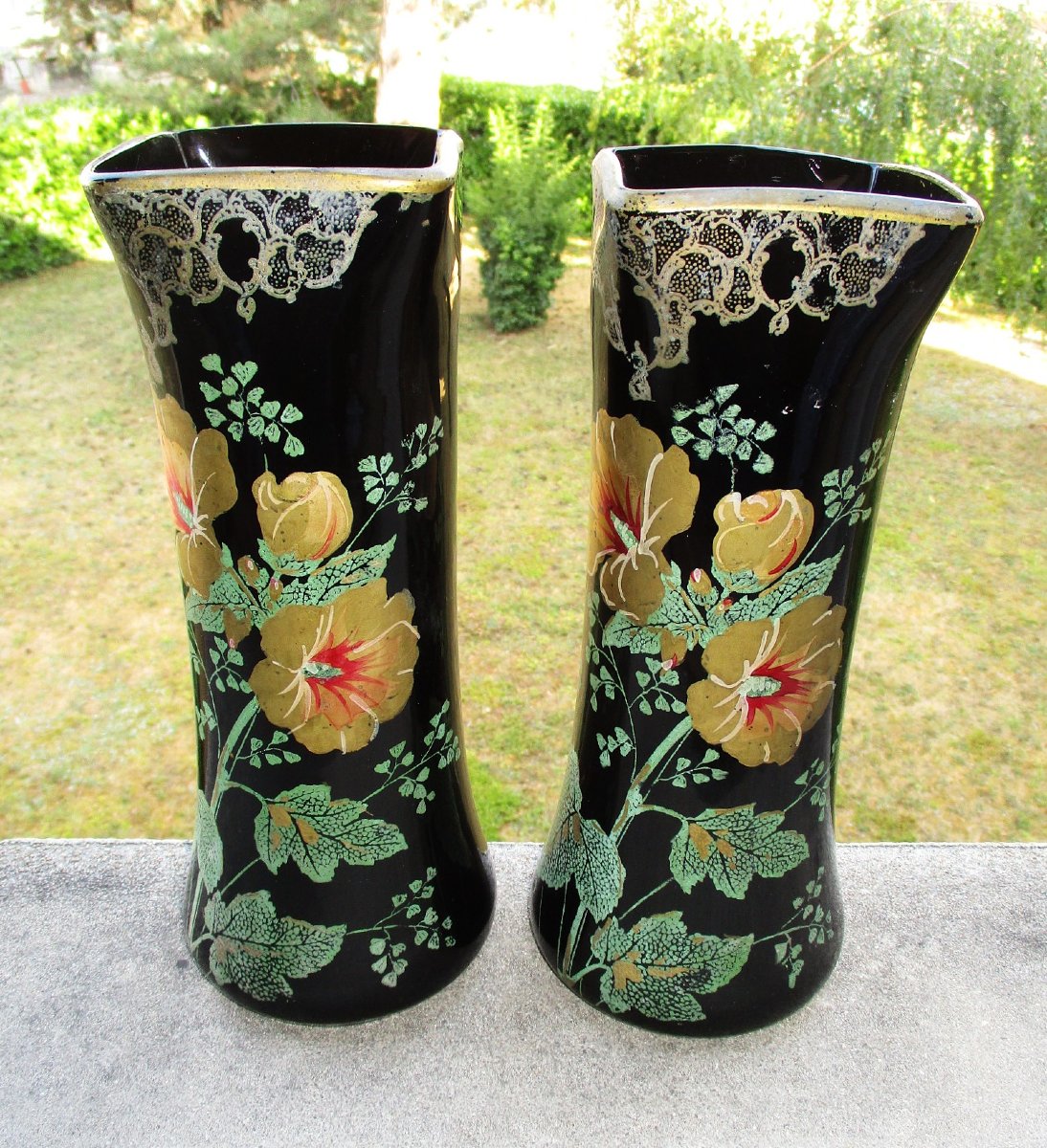 Belle paire de vases Art Nouveau à décor de fleurs d'hibiscus ou roses trémières Legras.