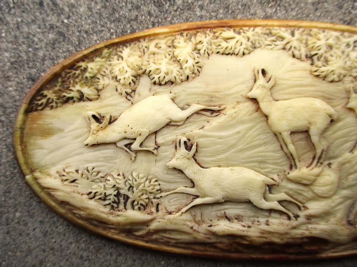 A Beautiful 19th- Or Early 20th-century Bone Plaque, Very Finely Carved With A Hunting Scene Featuring A Chamois; A Collector's Item.-photo-2