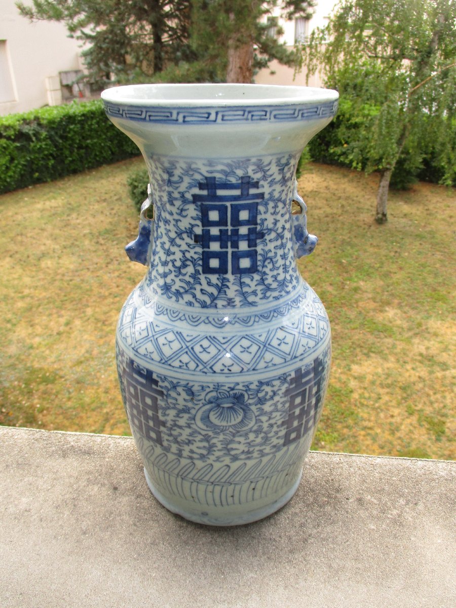 Beautiful Blue-and-white Porcelain Baluster-shaped Wedding Vase With A "double Happiness" Design From 19th-century China.-photo-3