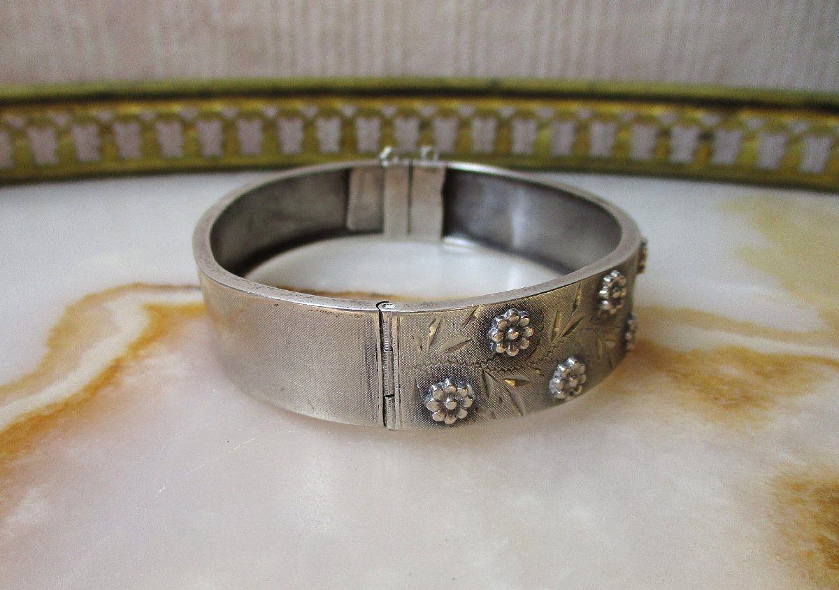 A Beautiful Solid Silver Bangle Bracelet Decorated With Small Flowers, Made In France Around 1920.-photo-4