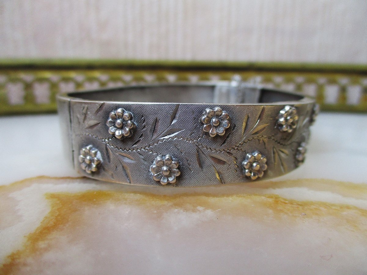 A Beautiful Solid Silver Bangle Bracelet Decorated With Small Flowers, Made In France Around 1920.-photo-4