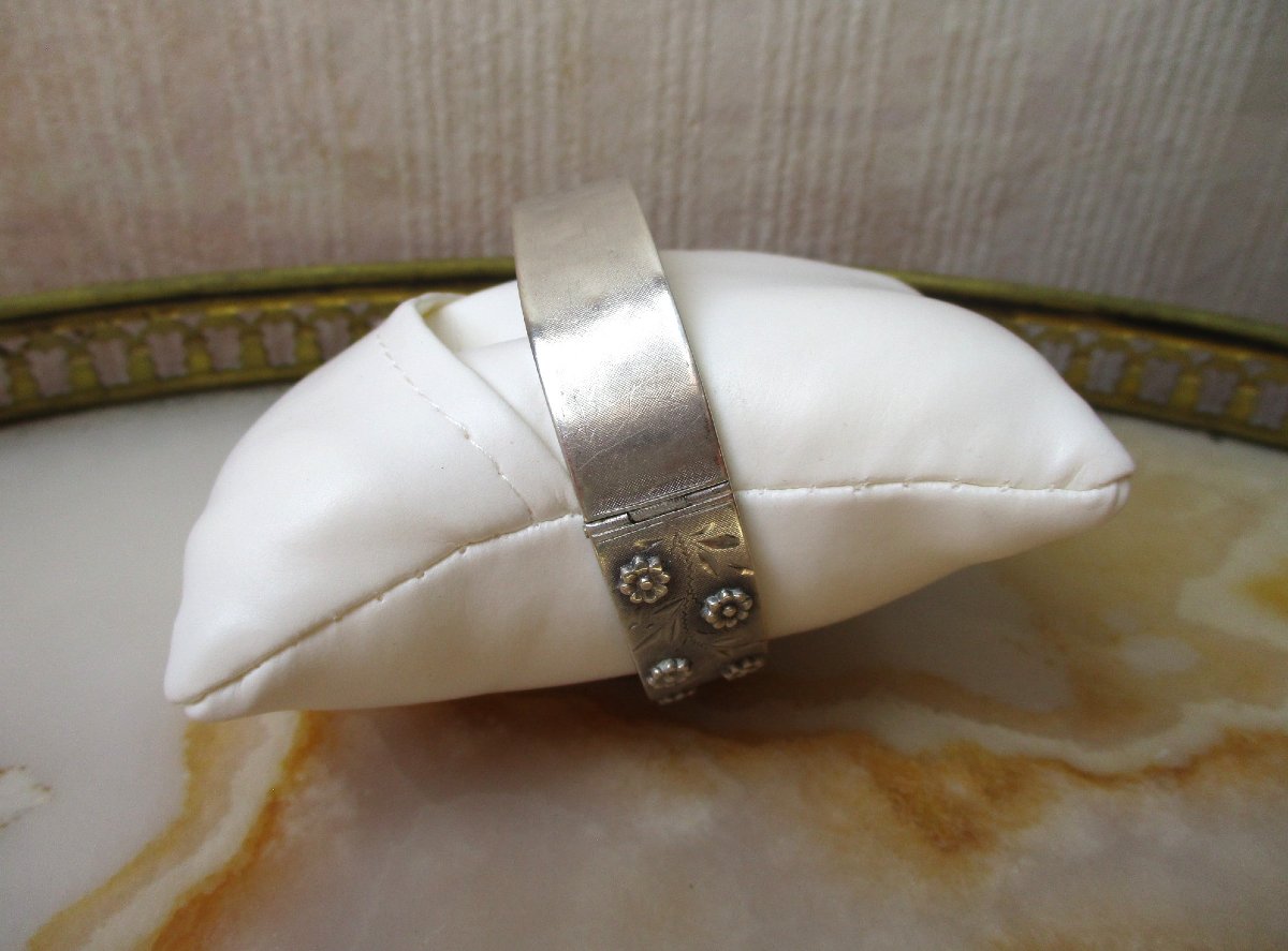 A Beautiful Solid Silver Bangle Bracelet Decorated With Small Flowers, Made In France Around 1920.-photo-8