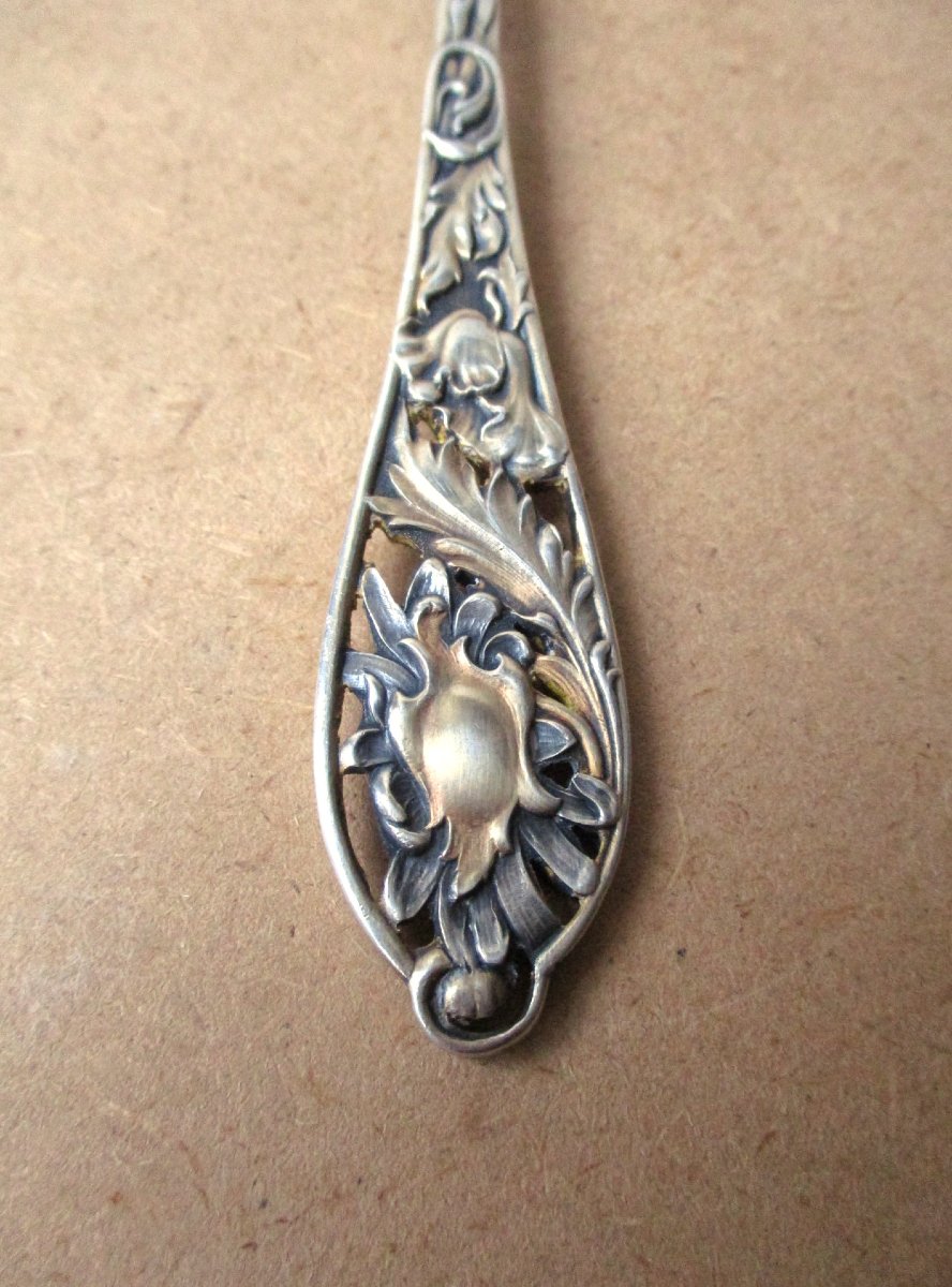 Belle pelle ou cuillère à fraises Art Nouveau richement décorée en argent massif et vermeil.-photo-4