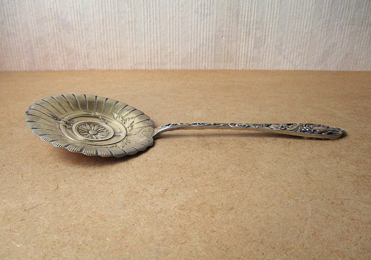 Belle pelle ou cuillère à fraises Art Nouveau richement décorée en argent massif et vermeil.-photo-1