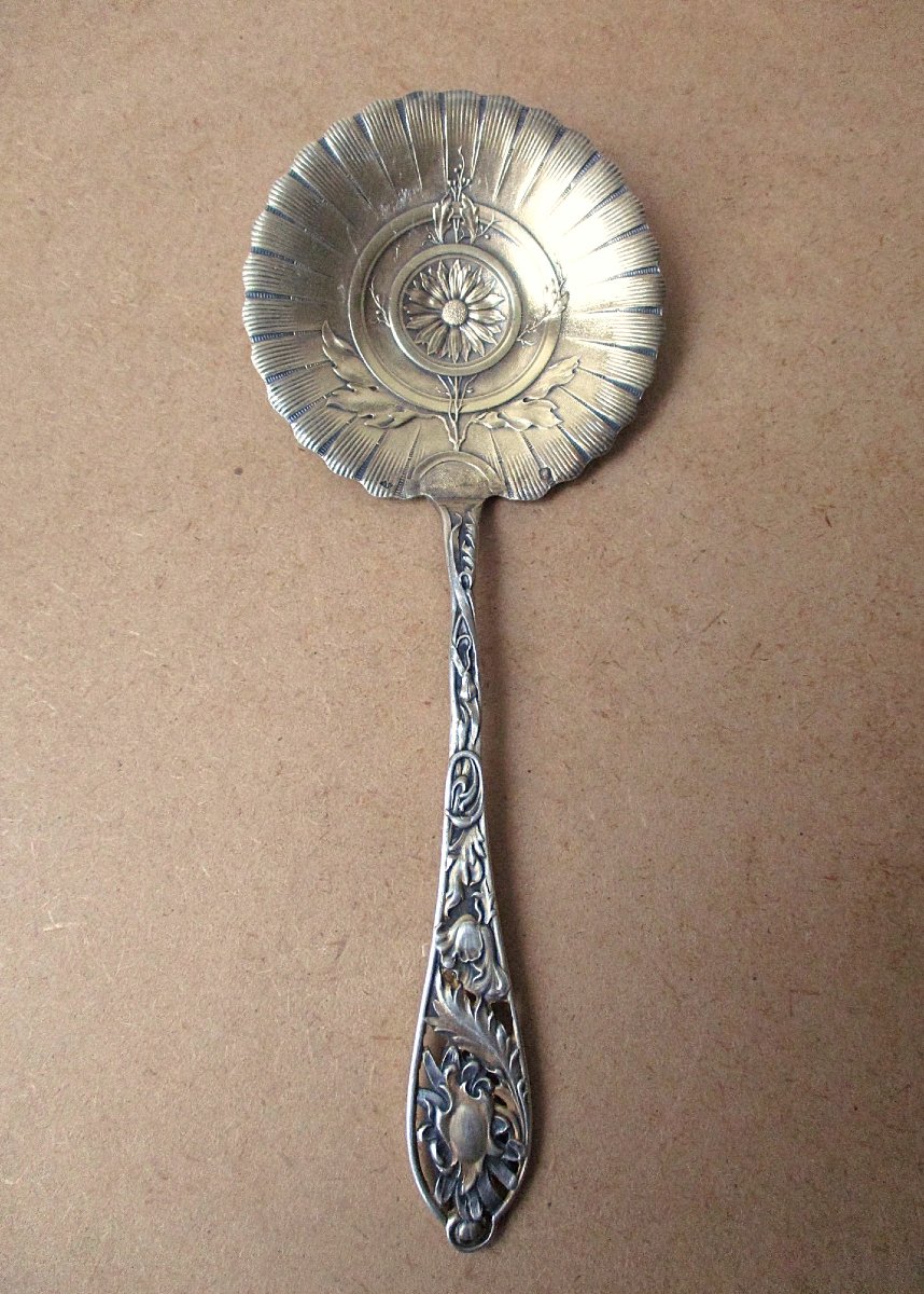 Belle pelle ou cuillère à fraises Art Nouveau richement décorée en argent massif et vermeil.