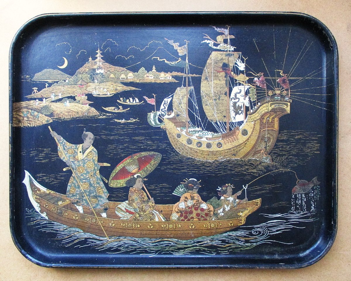 Beau plateau en carton bouilli époque Napoléon III, rare décor japonisant de bateaux.