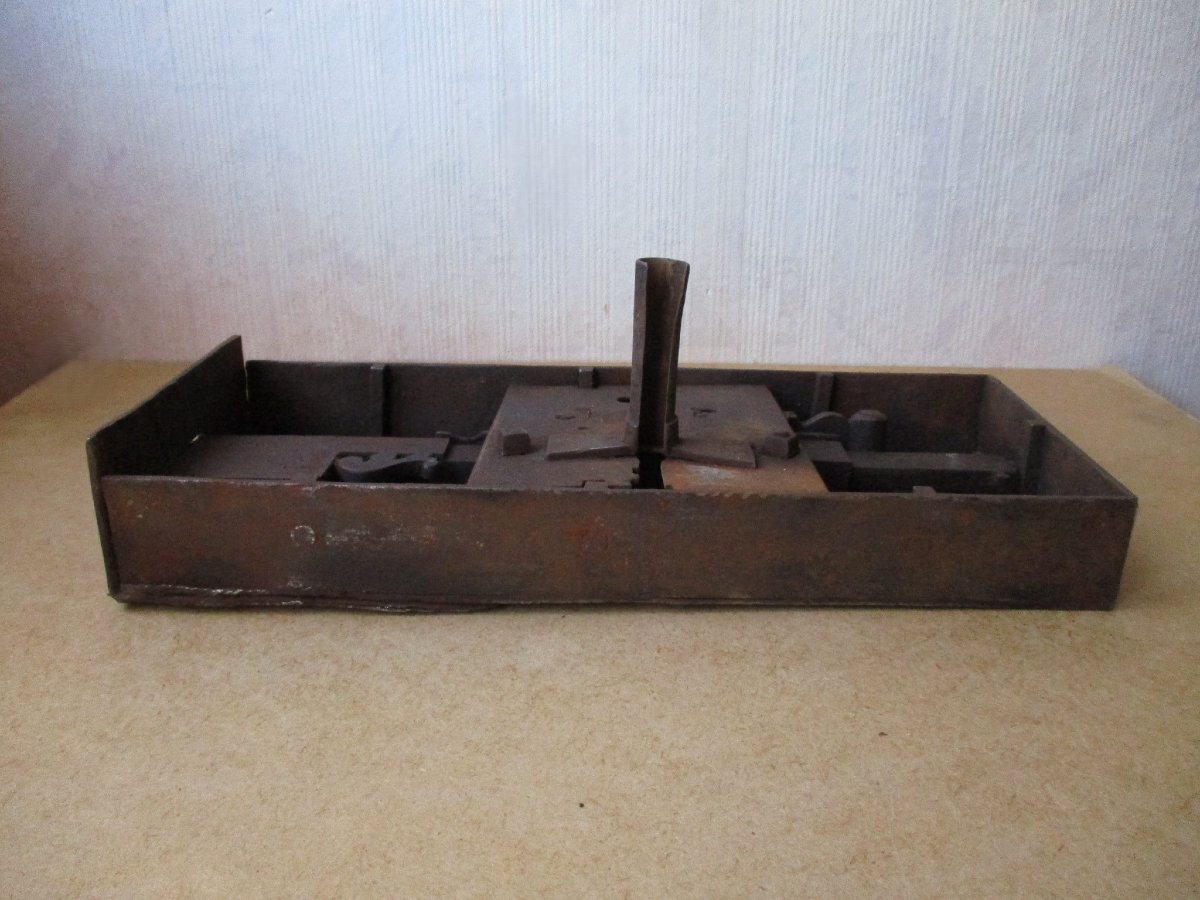 Très grande serrure porte de château fonctionnelle en fer forgé XVIIIe avec sa clé d’origine. -photo-2