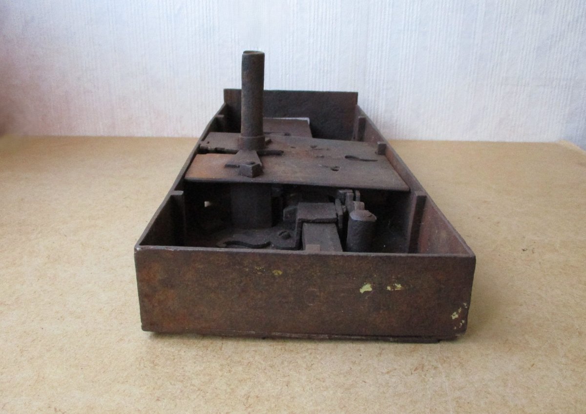 Très grande serrure porte de château fonctionnelle en fer forgé XVIIIe avec sa clé d’origine. -photo-3