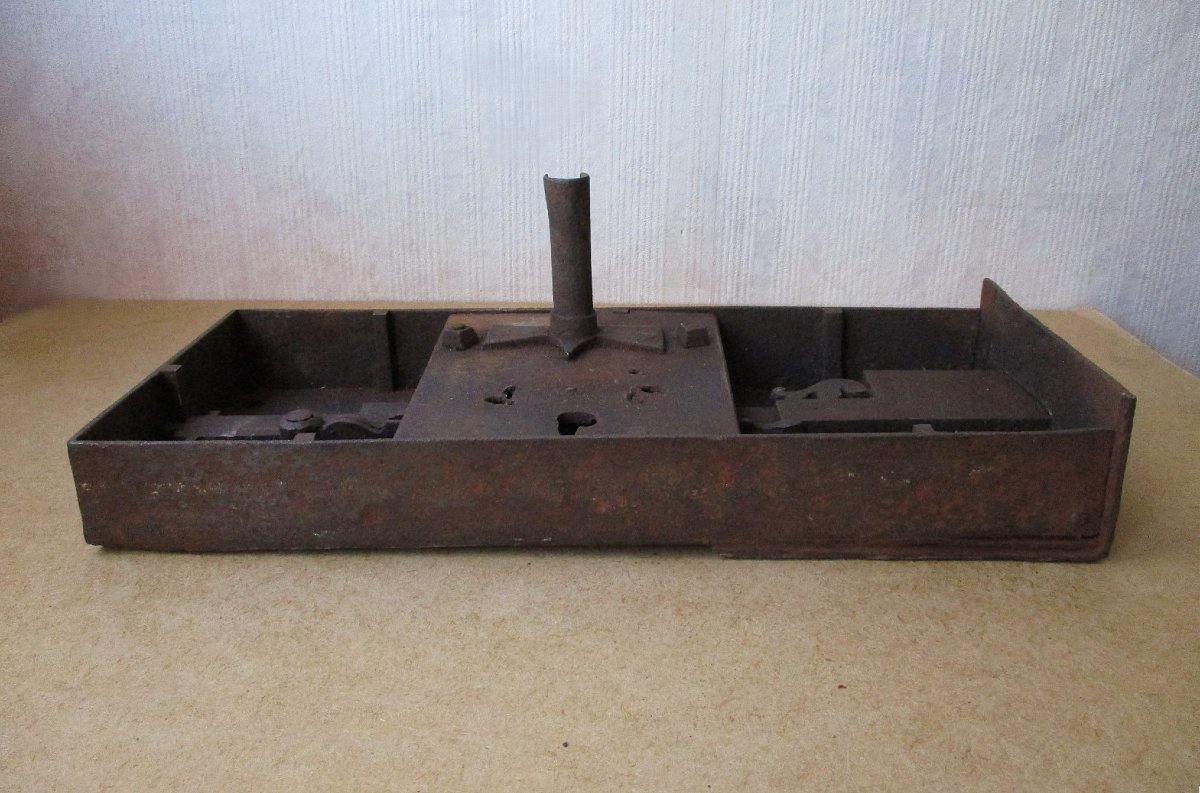 Très grande serrure porte de château fonctionnelle en fer forgé XVIIIe avec sa clé d’origine. -photo-4