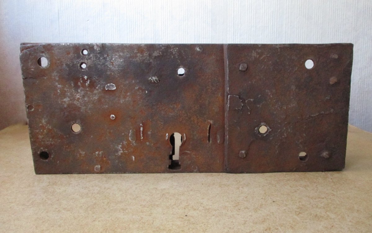 Très grande serrure porte de château fonctionnelle en fer forgé XVIIIe avec sa clé d’origine. -photo-2