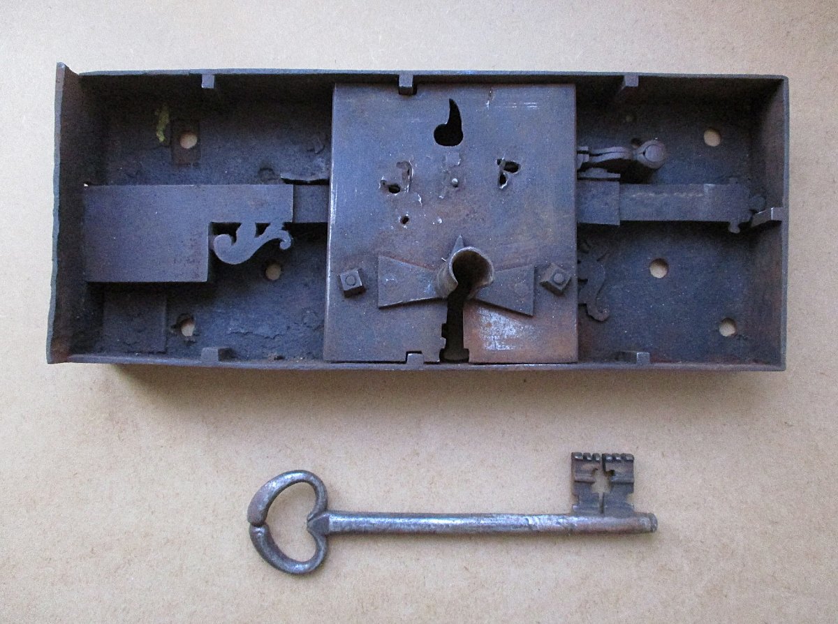 Très grande serrure porte de château fonctionnelle en fer forgé XVIIIe avec sa clé d’origine. -photo-5