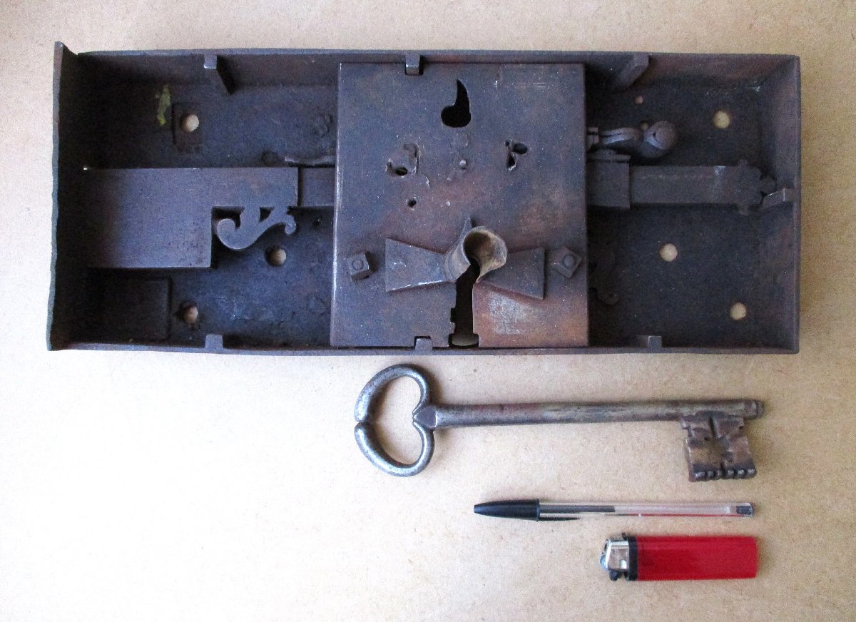 Très grande serrure porte de château fonctionnelle en fer forgé XVIIIe avec sa clé d’origine. -photo-6