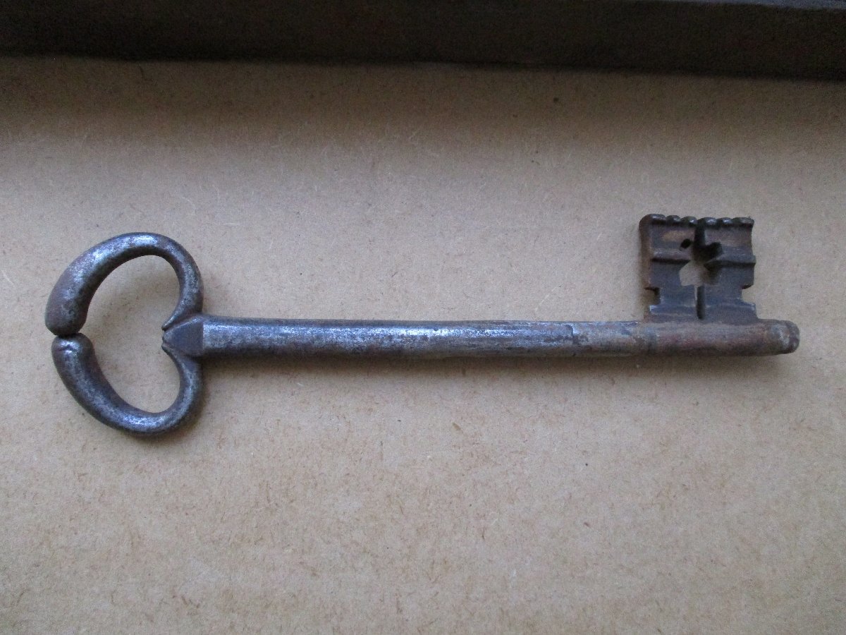 Très grande serrure porte de château fonctionnelle en fer forgé XVIIIe avec sa clé d’origine. -photo-7