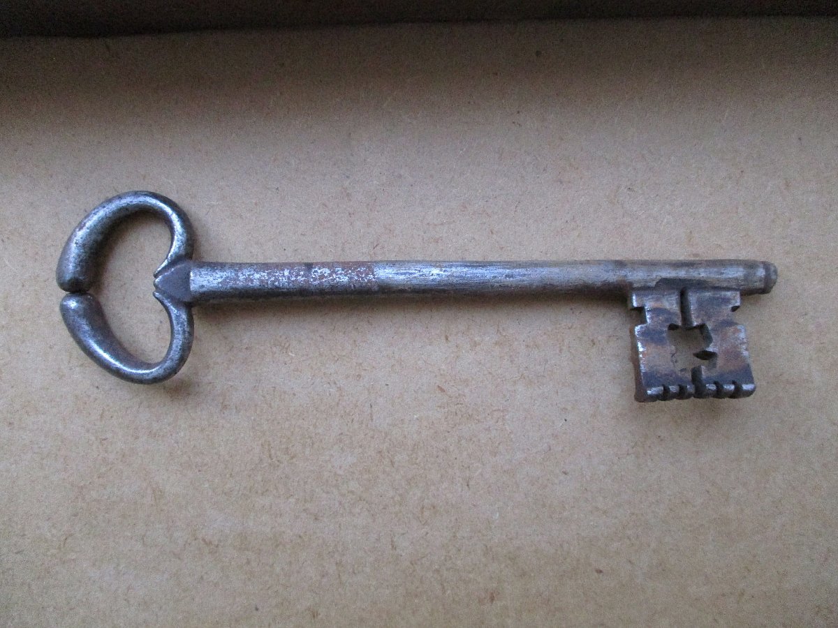 Très grande serrure porte de château fonctionnelle en fer forgé XVIIIe avec sa clé d’origine. -photo-8