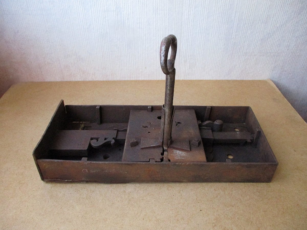 Très grande serrure porte de château fonctionnelle en fer forgé XVIIIe avec sa clé d’origine. -photo-4