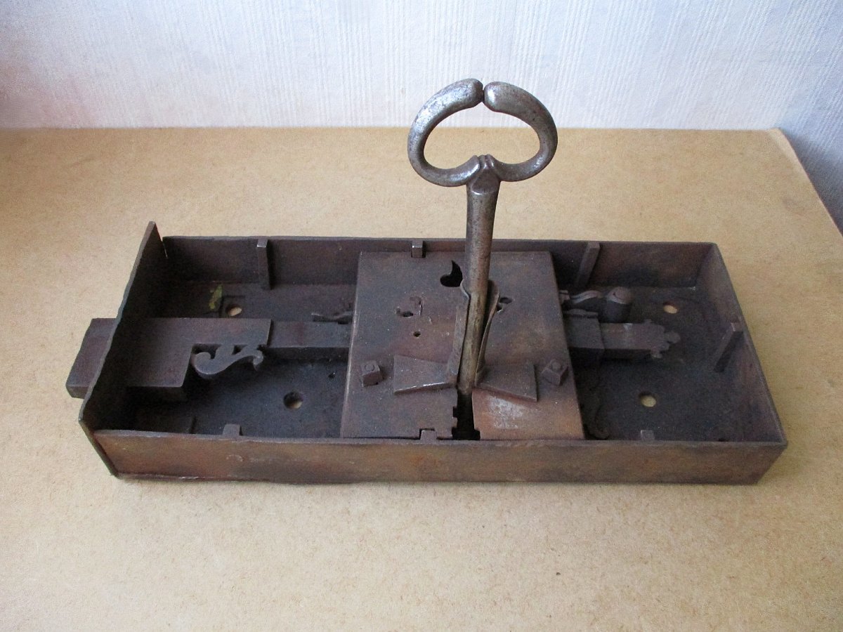 Très grande serrure porte de château fonctionnelle en fer forgé XVIIIe avec sa clé d’origine. 