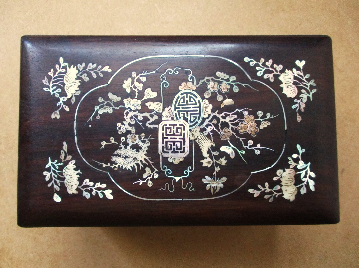 Ancien très beau petit coffret en bois palissandre et incrustation de nacre Vietnam ou Chine.-photo-2