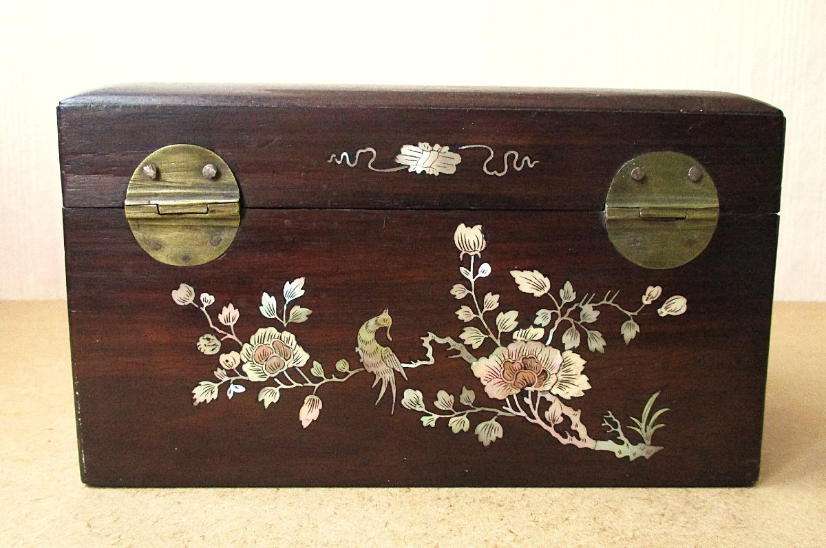 Ancien très beau petit coffret en bois palissandre et incrustation de nacre Vietnam ou Chine.-photo-1