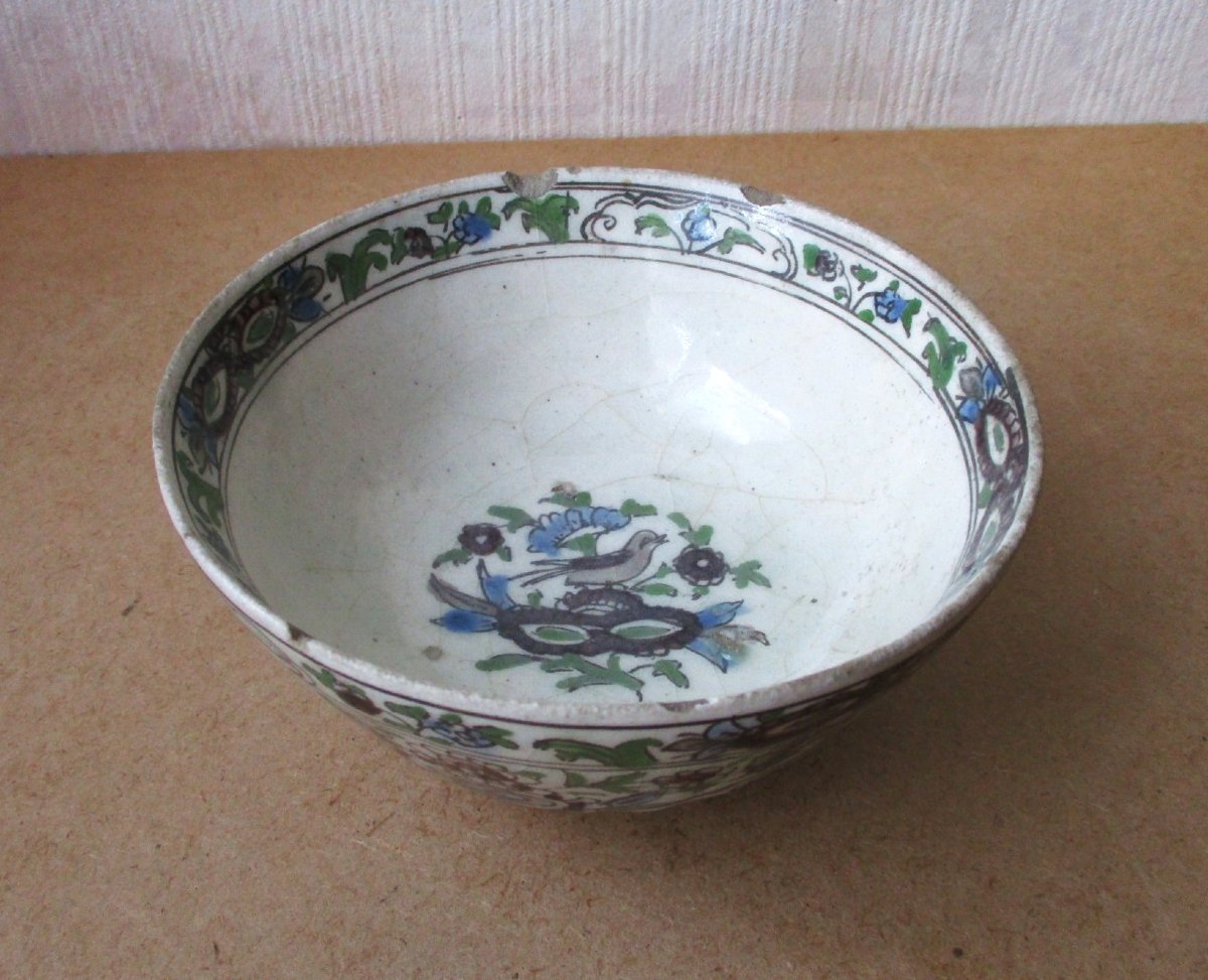 Bol en céramique Perse Qajar XIXe siècle décor persan Gol-o-Bolbol Le rossignol et la rose.