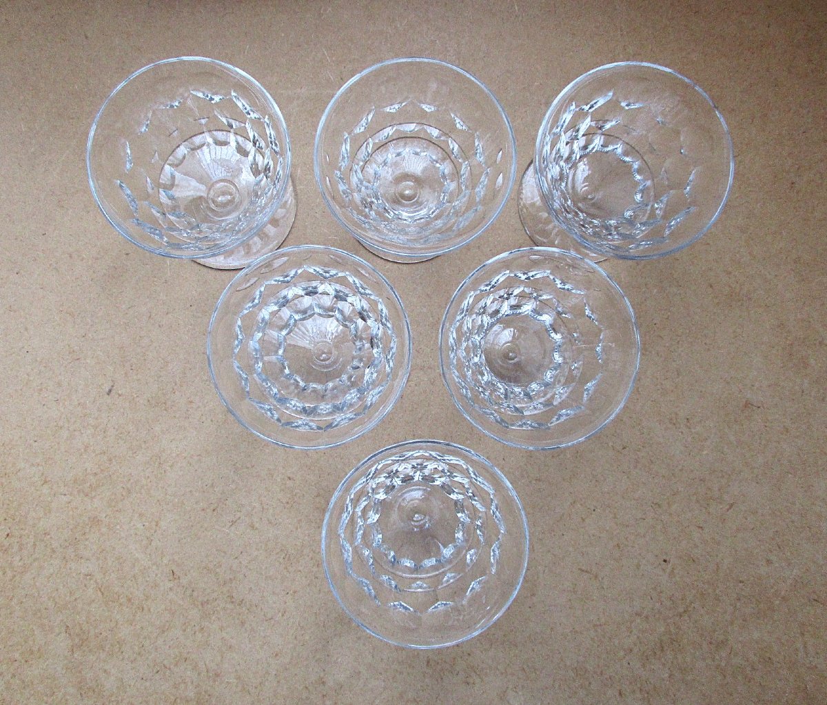Six verres à vin blanc en cristal de Baccarat d'époque Art Déco modèle Brindisi en parfait état-photo-1