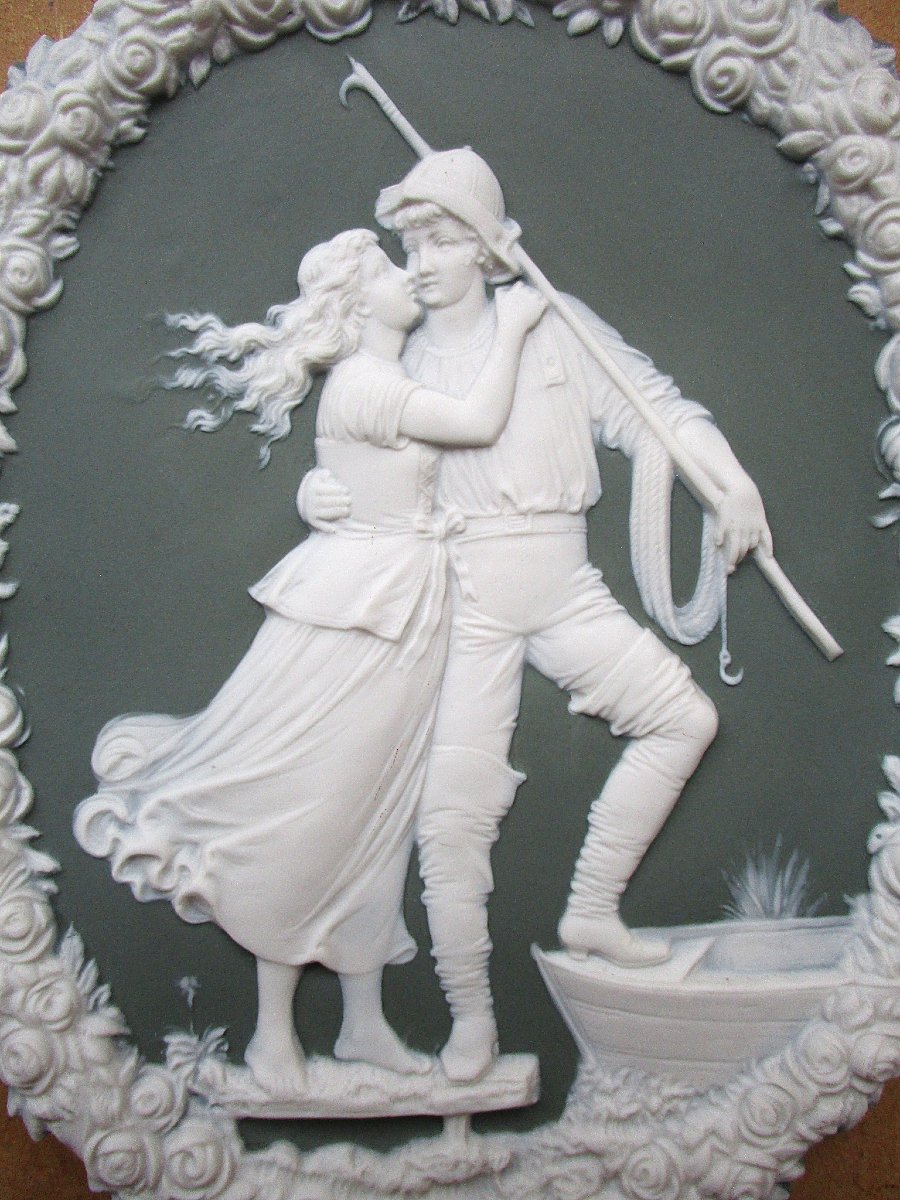 Ancienne belle plaque murale en biscuit de porcelaine type Wedgwood scène romantique marin.-photo-2