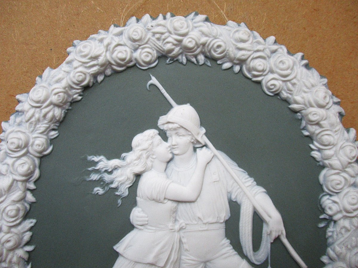 Ancienne belle plaque murale en biscuit de porcelaine type Wedgwood scène romantique marin.-photo-3