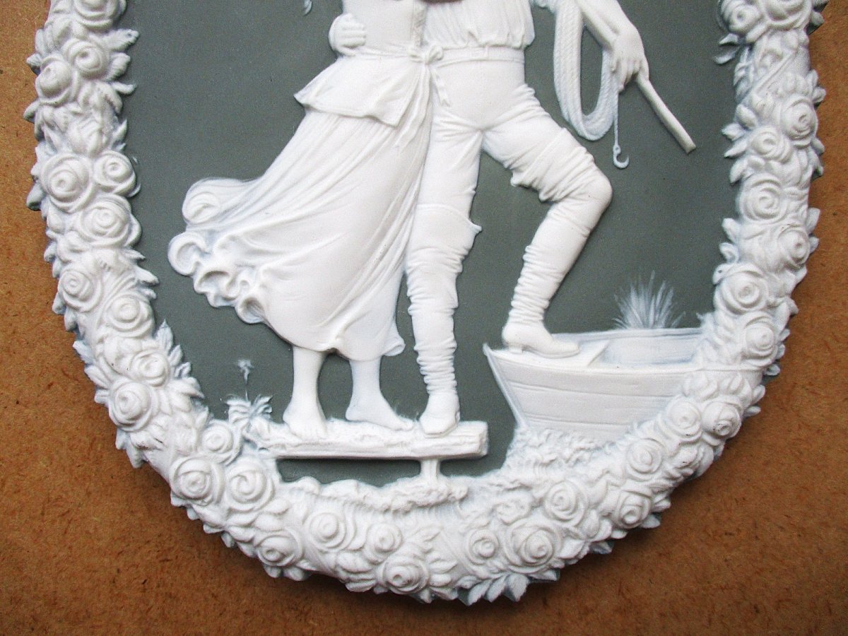 Ancienne belle plaque murale en biscuit de porcelaine type Wedgwood scène romantique marin.-photo-4