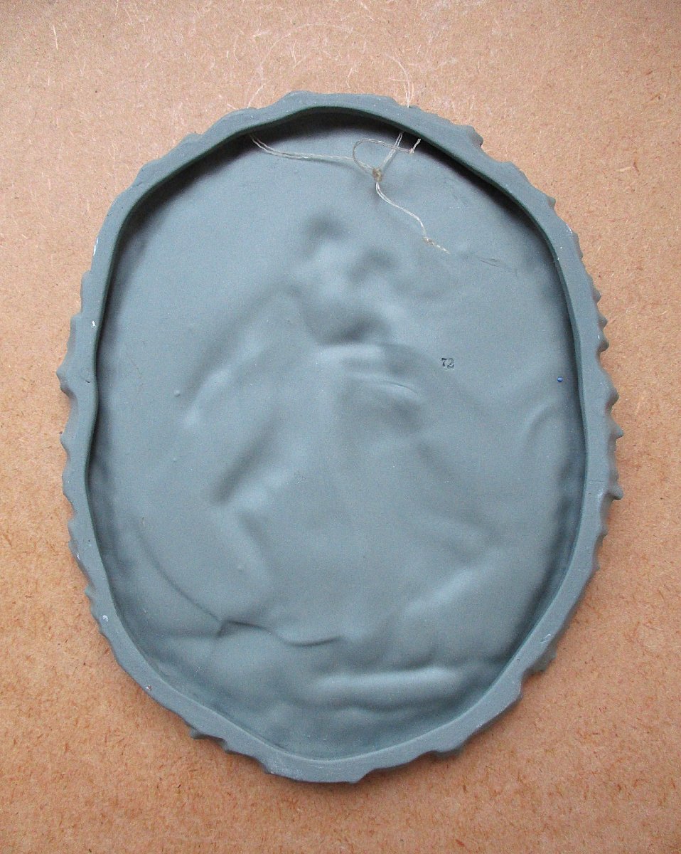 Ancienne belle plaque murale en biscuit de porcelaine type Wedgwood scène romantique marin.-photo-1