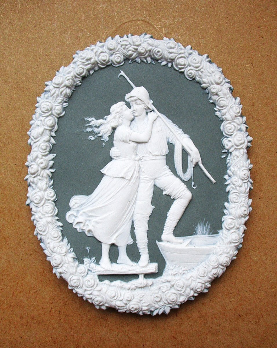 Ancienne belle plaque murale en biscuit de porcelaine type Wedgwood scène romantique marin.