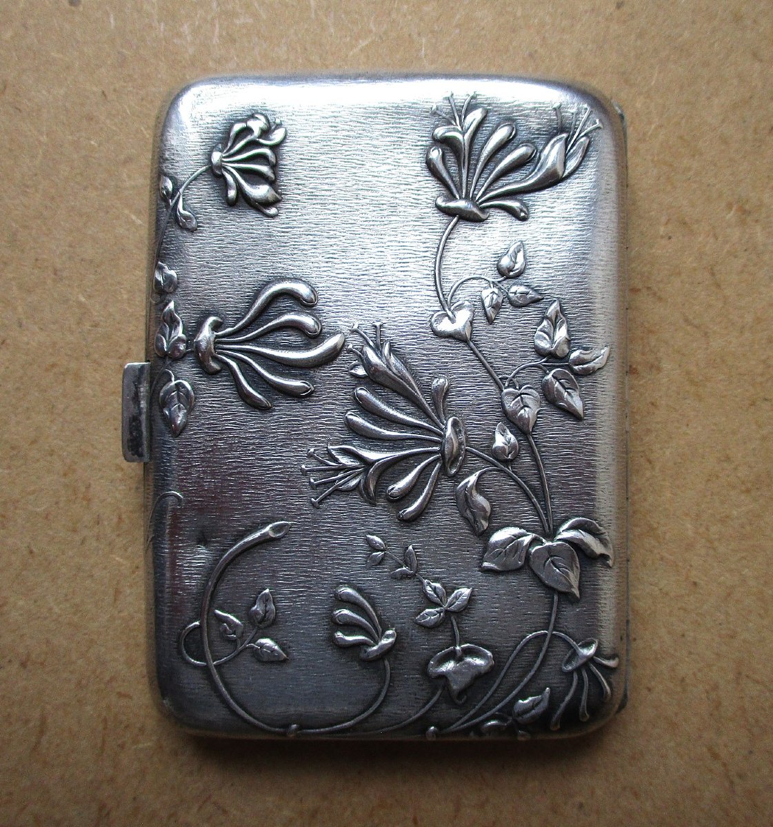A Beautiful Art Nouveau Cigarette Case Made Of Solid Silver And Decorated With Honeysuckle Branches.-photo-3