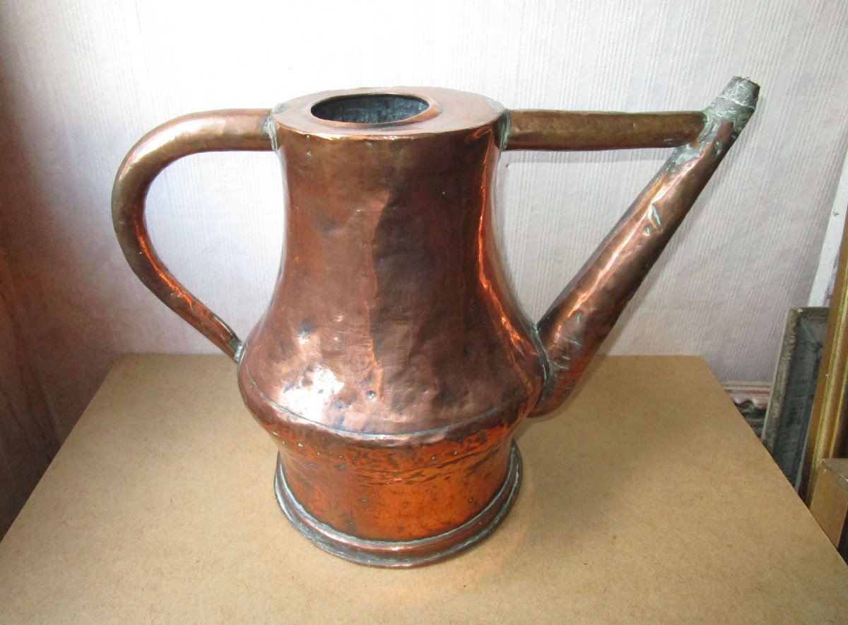 Very Beautiful 18th Century Copper Watering Can Without Its Knob, Assembly By Crenellated Braze Of Brass.