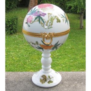 Raynaud Very Beautiful Box Or Candy Box On Foot In Limoges Porcelain In Perfect Condition.