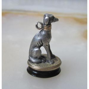 Beau petit sceau de châtelaine chien lévrier en argent et vermeil matrice vierge en agate.