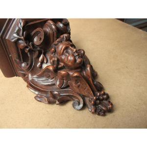 Petite console d'applique XIXe en bois finement sculpté décor d'un ange belle patine chocolat.