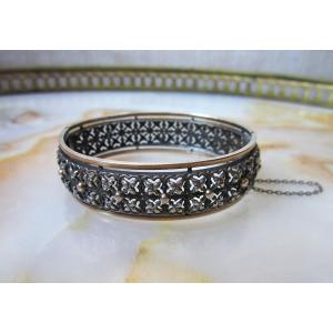 Beau bracelet XIXe en argent massif ajouré et vermeil décor de fleurs de lys en très bon état.