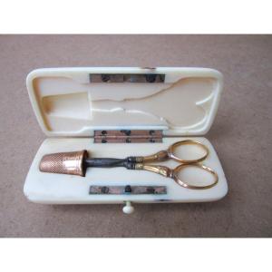 Nécessaire de couture XIXe en or massif dé à coudre et ciseaux, coffret en ivoire monogrammé AC