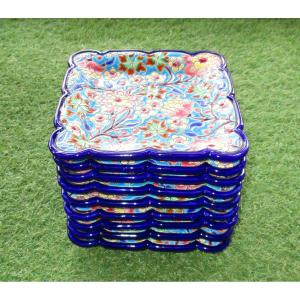 Huit belles assiettes à dessert carrées en émaux de longwy en parfait état.