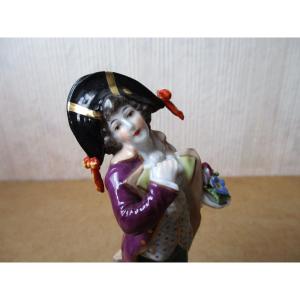 Belle petite statuette en porcelaine allemande Rudolstadt Volkstedt Thuringe dandy incroyable.