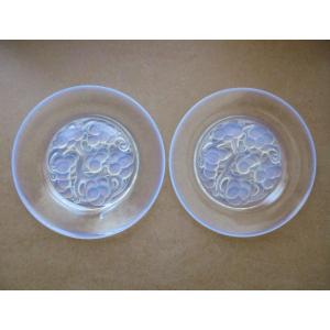 René Lalique, 2 assiettes Art Déco en verre opalescent modèle Marienthal aux raisins 1927.