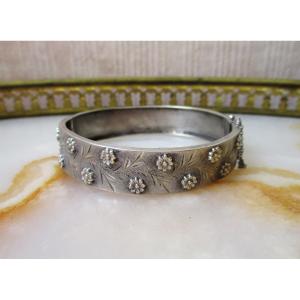 Très beau bracelet jonc en argent massif à décor de fleurettes travail français vers 1920.