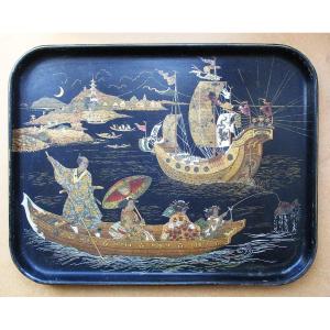 Beau plateau en carton bouilli époque Napoléon III, rare décor japonisant de bateaux.