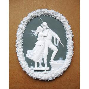 Ancienne belle plaque murale en biscuit de porcelaine type Wedgwood scène romantique marin.